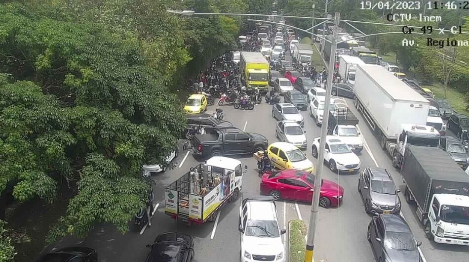 Cerrada la avenida Regional en Medellín por protesta de encapuchados.