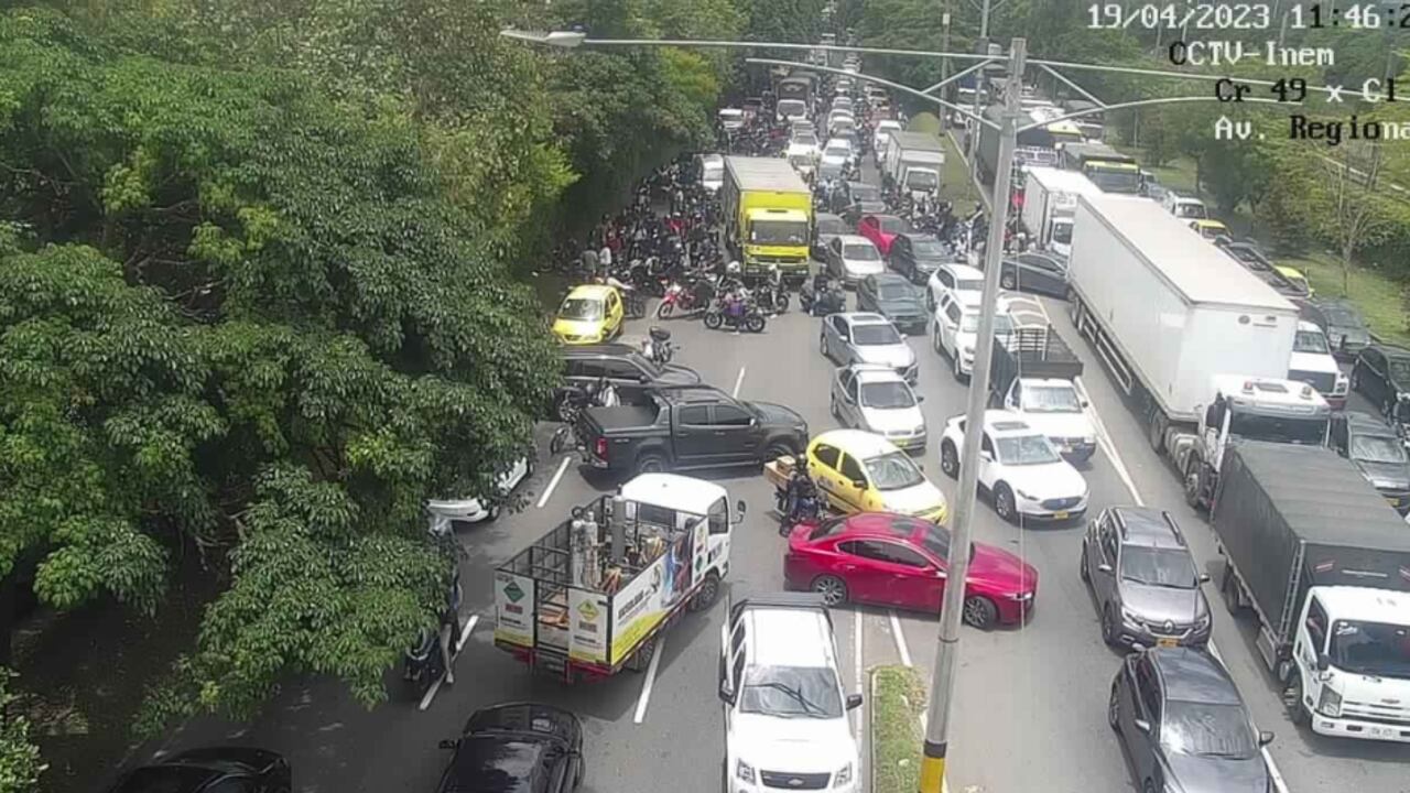 Cerrada la avenida Regional en Medellín por protesta de encapuchados.