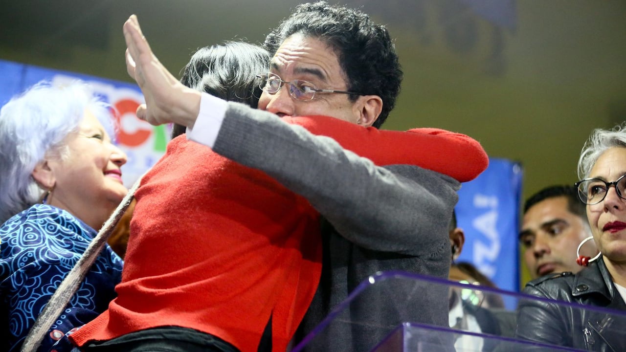 Bogotá. Octubre 26 de 2025. Ivan Cepeda celebra junto a sus simpatizantes, tras haber sido seleccionado como el candidato oficial del Pacto Histórico para las elecciones presidenciales del 2026. Quien lo abraza es Susana Muhamad, exministra de Ambiente