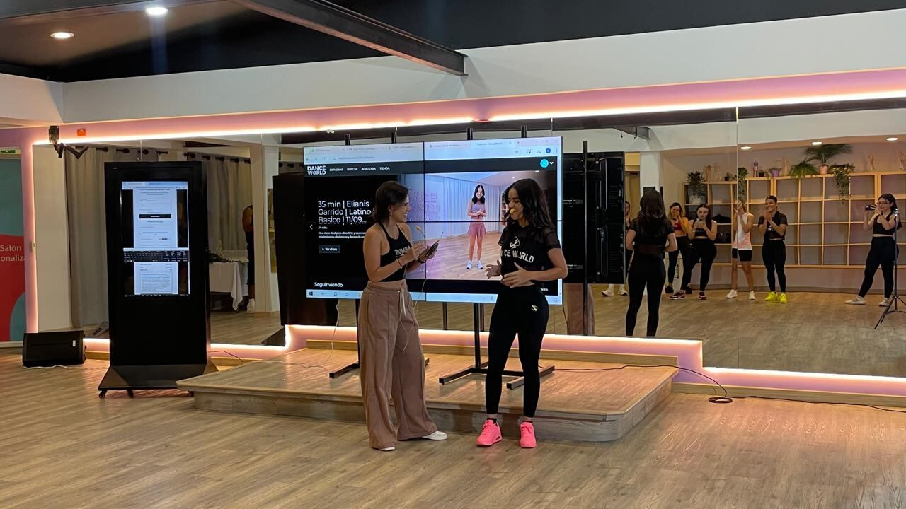 Elianis Garrido junto a María Alejandra Raad Cure, alumna que salvó su vida con el baile.