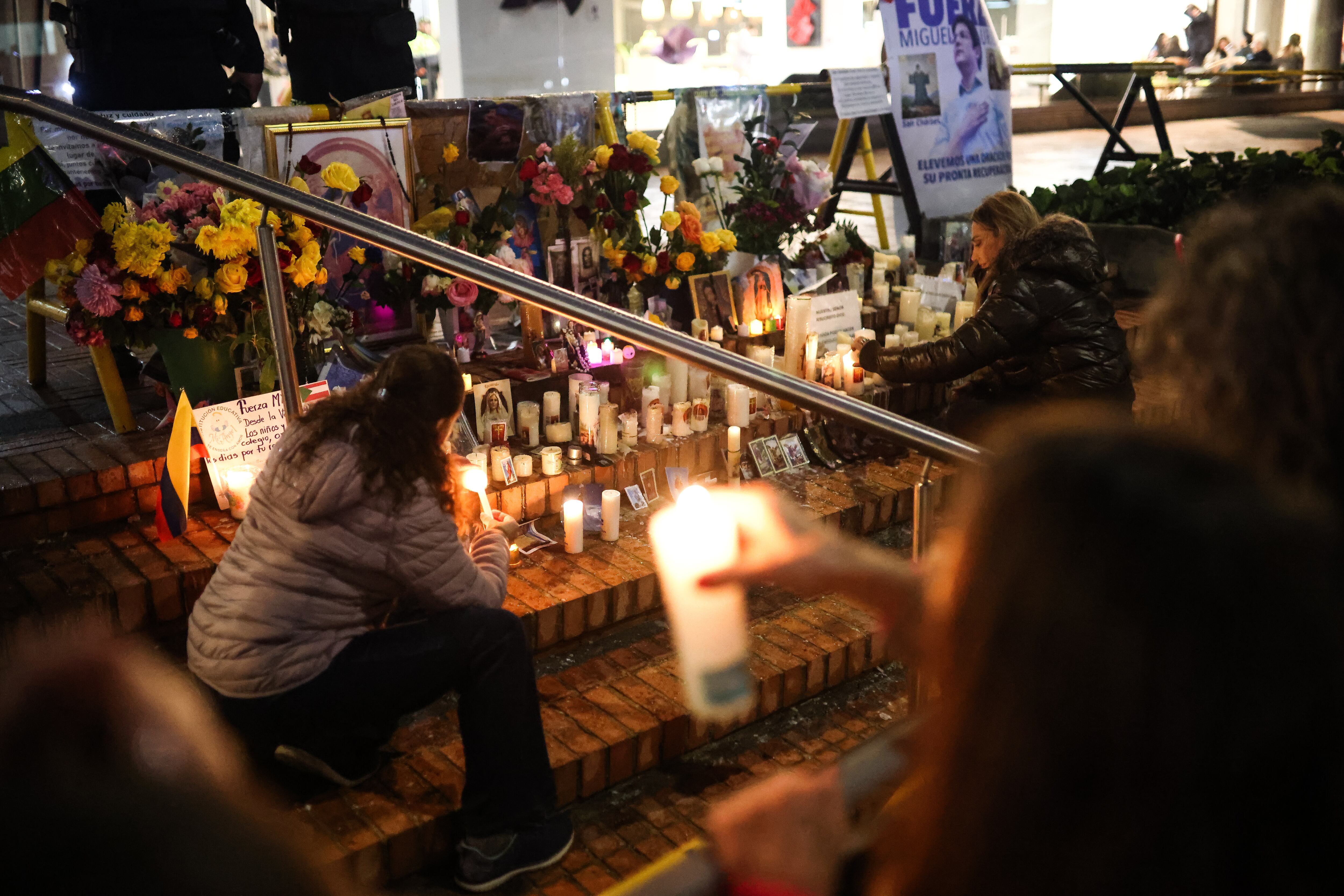 SANTO ROSARIO POR LA SALUD DE MIGUEL URIBE TURBAY, EN LA FUNDACIÓN SANTA FE.
FUNDACIÓN SOLIDARIDAD POR COLOMBIA.