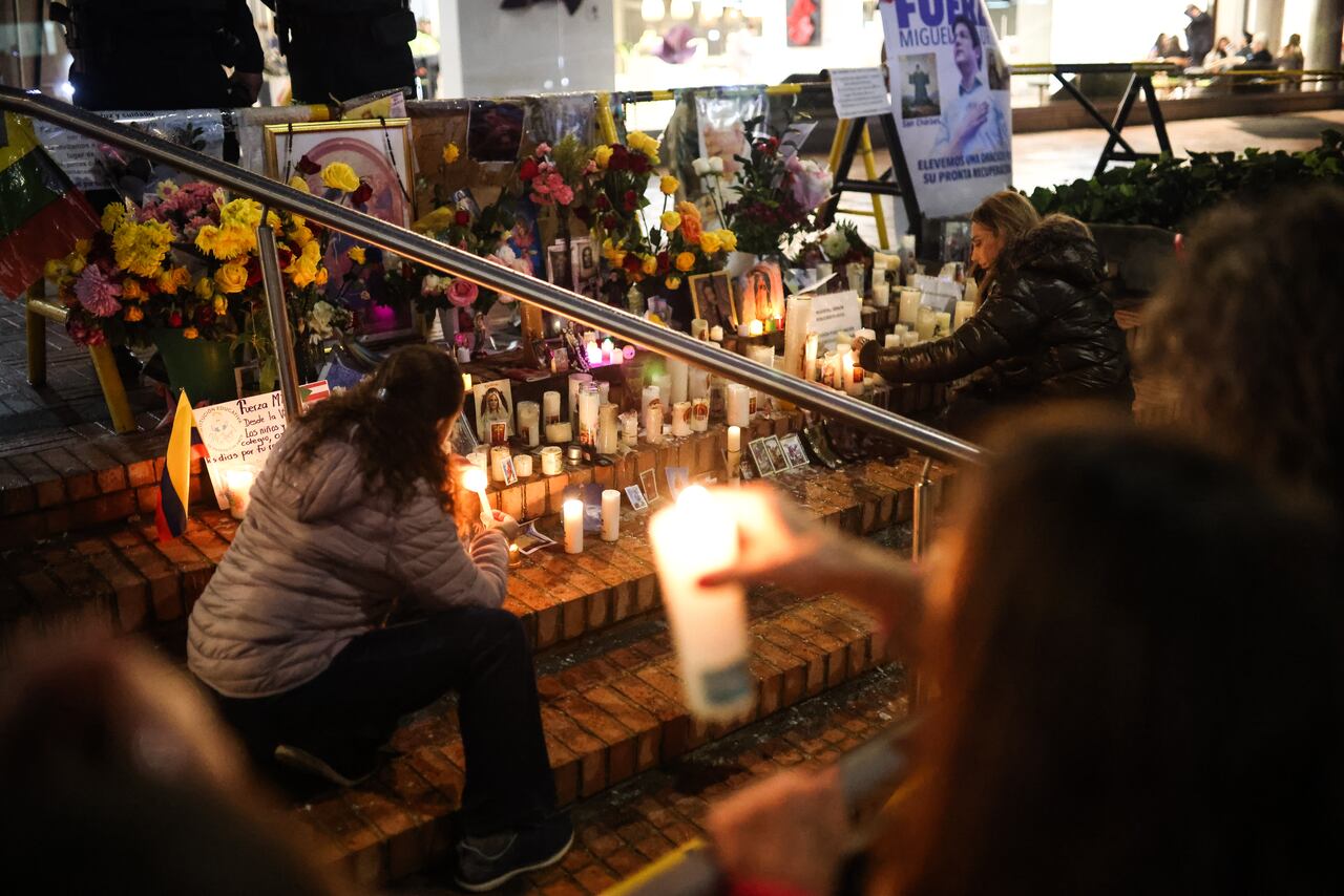 SANTO ROSARIO POR LA SALUD DE MIGUEL URIBE TURBAY, EN LA FUNDACIÓN SANTA FE.
FUNDACIÓN SOLIDARIDAD POR COLOMBIA.