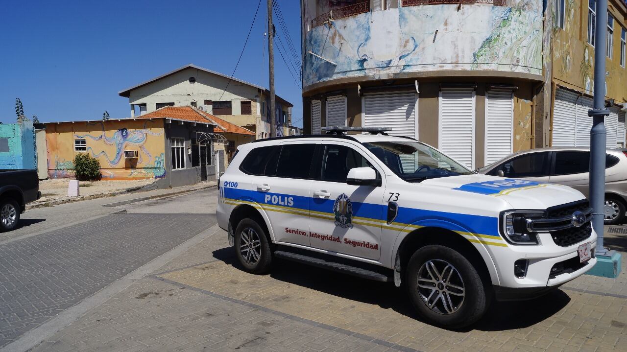 Una patrulla de la policía de Aruba hace presencia en el sector de San Nicolás, aunque la presencia policial escasa, los índices de criminalidad son muy bajos y la percepción de seguridad es muy alta en casi todo el territorio. (Foto: Juan Manuel Vargas).
