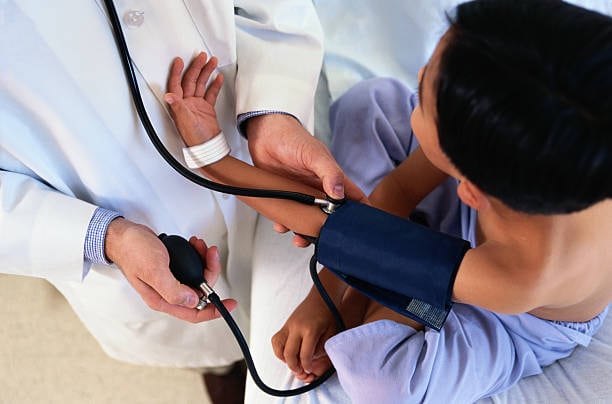 Durante la infancia, la mayoría de los niños con hipertensión arterial no presentan síntomas.