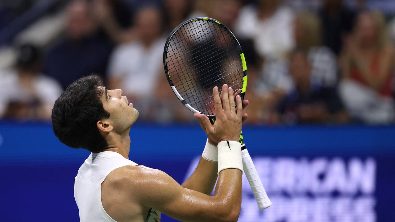 NEW YORK, NEW YORK - SEPTEMBER 08: Carlos Alcaraz of Spain reacts after a point against Daniil Medvedev of Russia during their Men's Singles Semifinal match on Day Twelve of the 2023 US Open at the USTA Billie Jean King National Tennis Center on September 08, 2023 in the Flushing neighborhood of the Queens borough of New York City. Al Bello/Getty Images/AFP (Photo by AL BELLO / GETTY IMAGES NORTH AMERICA / Getty Images via AFP)