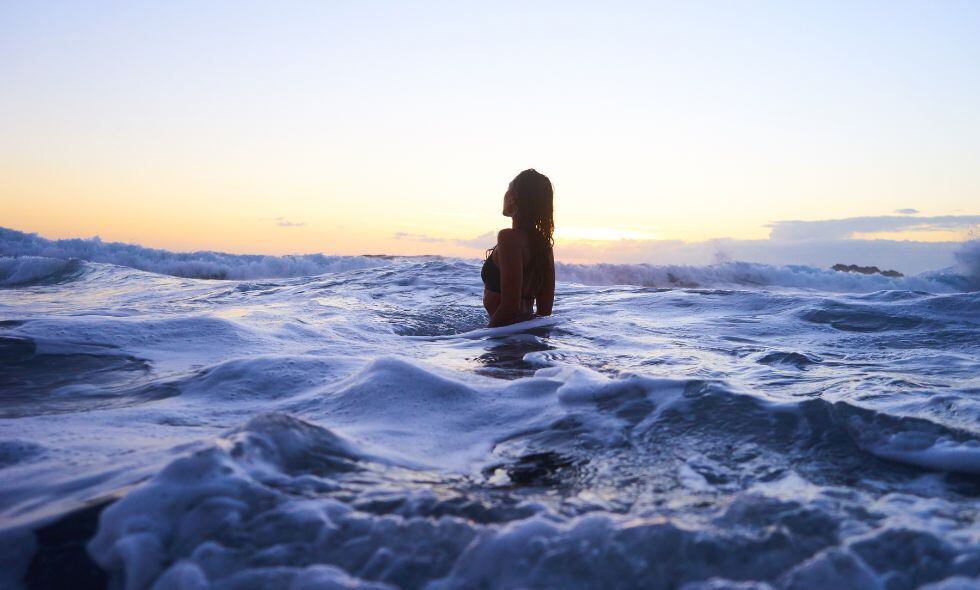 Sumergirse en agua de mar es una forma efectiva de aprovechar todos sus beneficios para la piel.