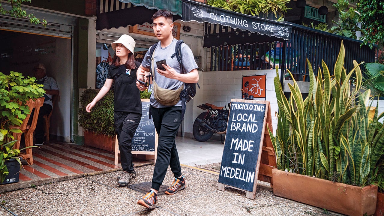 Turistas extranjeros en la ciudad de Medellín.