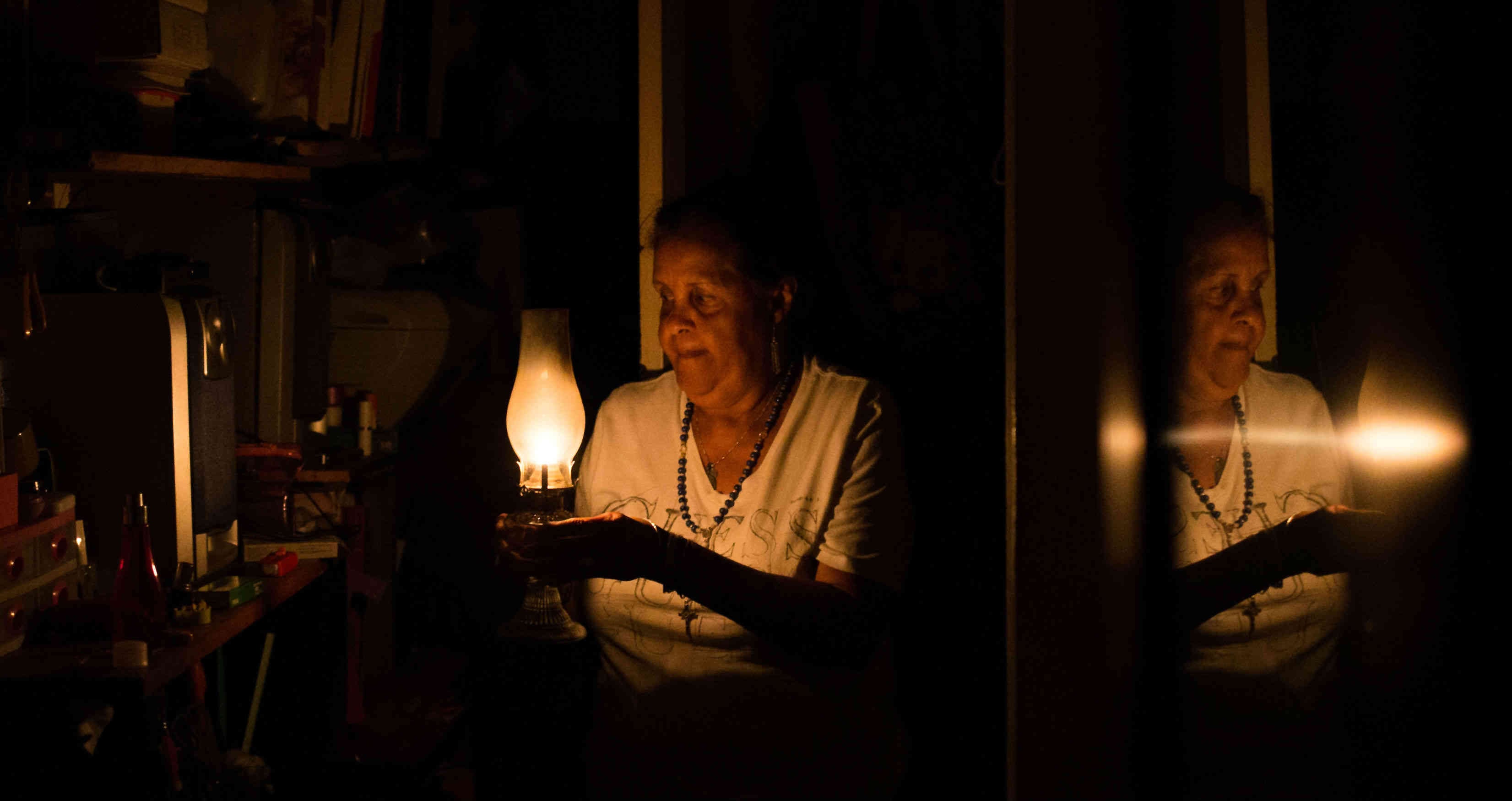 Vivir a media luz y consumir agua hervida son el día a día de un país que ya se acostumbra a la oscuridad y al desabastecimiento. 