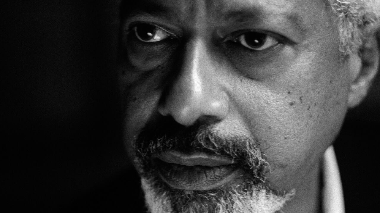 Abdulrazak Gurnah, de 73 años, sabe que el precio a pagar por ganar el Premio Nóbel de literatura es estar en contacto con mucha gente. Ya volverá a la escritura, cuando pueda, cuando le nazca el impulso, cuando puedo hacero hasta quedar satisfecho (como siempre lo ha hecho). Foto: Mark Pringle.