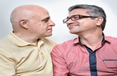 “Si los gais nos queremos casar ¿por qué nos atacan? Es ridículo y duele… duele mucho”. Carlos Rivera y Gonzalo Ruiz fueron la primera pareja en buscar el matrimonio después de la sentencia de la Corte Constitucional. La juez no les reconoció ese derecho sino una unión civil innominada.  