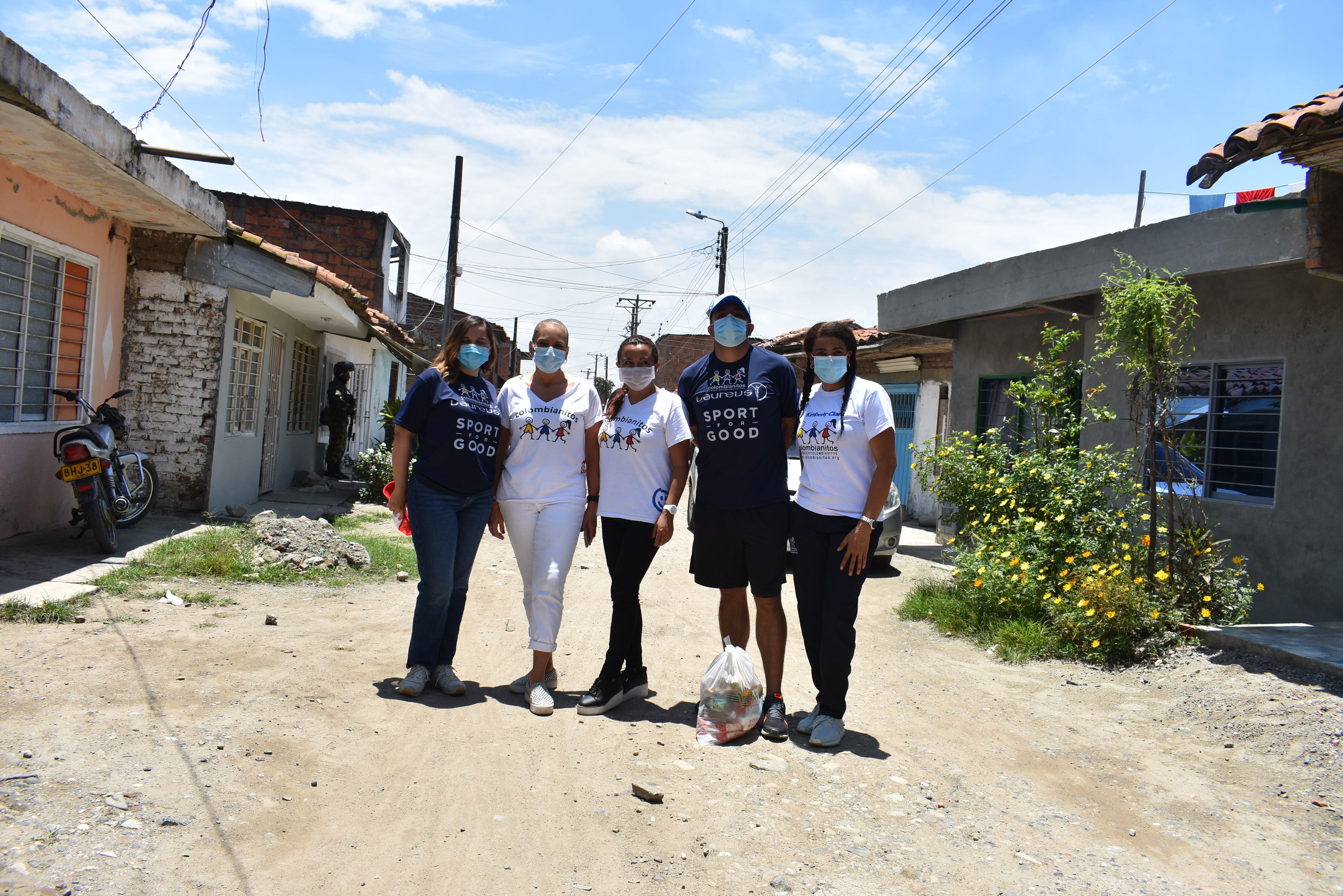 Equipo de trabajo Fundación Colombianitos, proyecto ‘Juguemos en la misma Cancha’ en Puerto Tejada, Cauca. De izquierda a derecha: Diana Rodríguez, coordinadora currículo en Equidad de Género; Gladys Sanmiguel, directora ejecutiva; Sandra Jiménez, directora de proyectos; Germán Amórtegui, coordinador deportivo, y María Antonia Pérez, coordinadora sede Puerto Tejada.