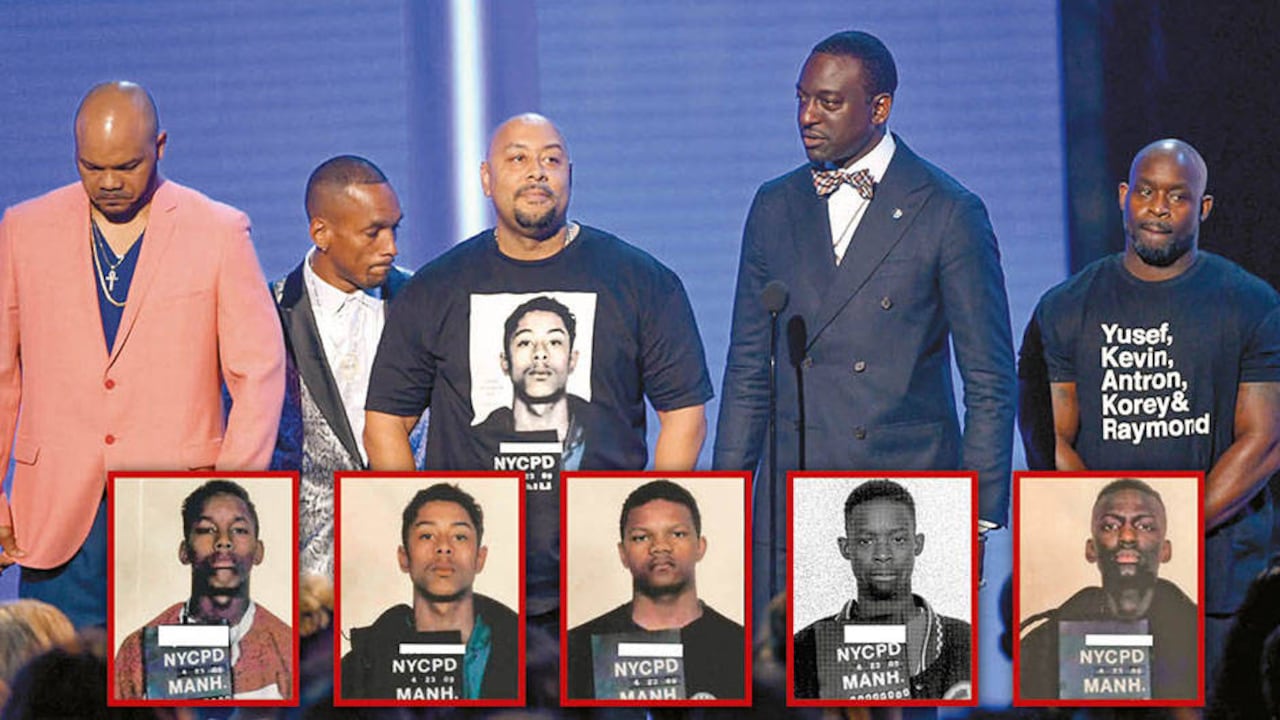 La fiscalía de Nueva York fabricó las pruebas para inculpar a Kevin Richardson, Korey Wise, Raymond Santana, Yusef Salaam y Antron McCray de una violación que estremeció la ciudad a mediados de 1989. Cuando la verdad salió a la luz, en 2002, se convirtieron en un símbolo del racismo en el sistema judicial.