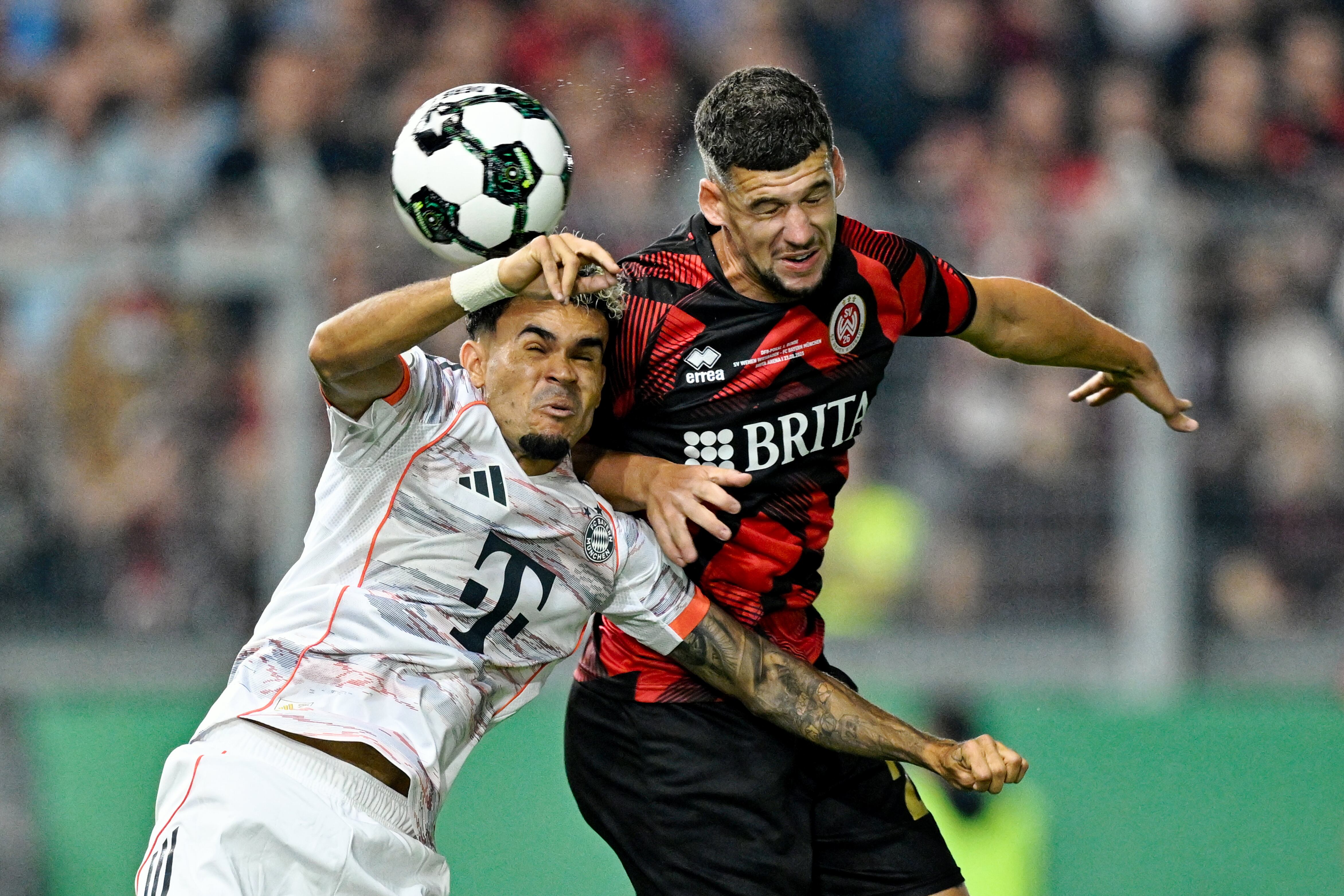 Luis Díaz disputa un balón aéreo ante Wehen Wiesbaden con Bayern Múnich