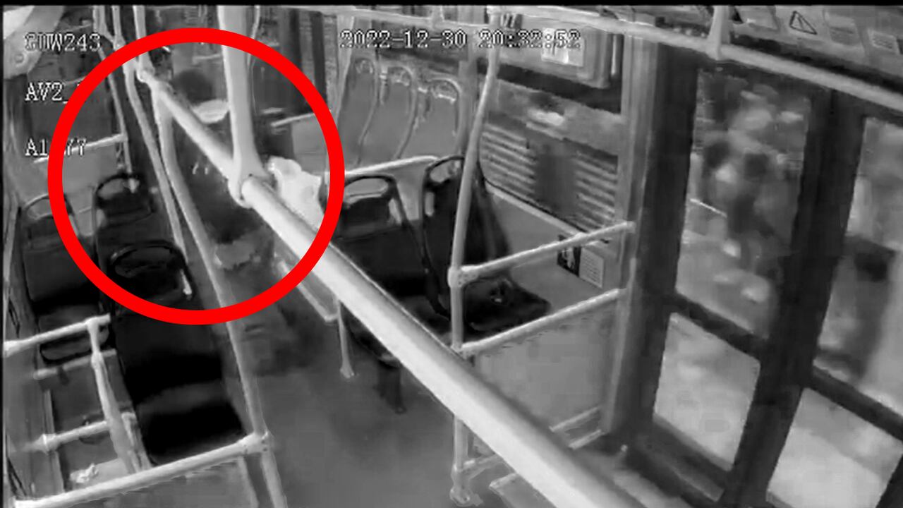 Este es el momento exacto en que el asesino ataca a su víctima al interior de un bus de transMilenio, en hechos ocurridos el pasado 30 de diciembre.