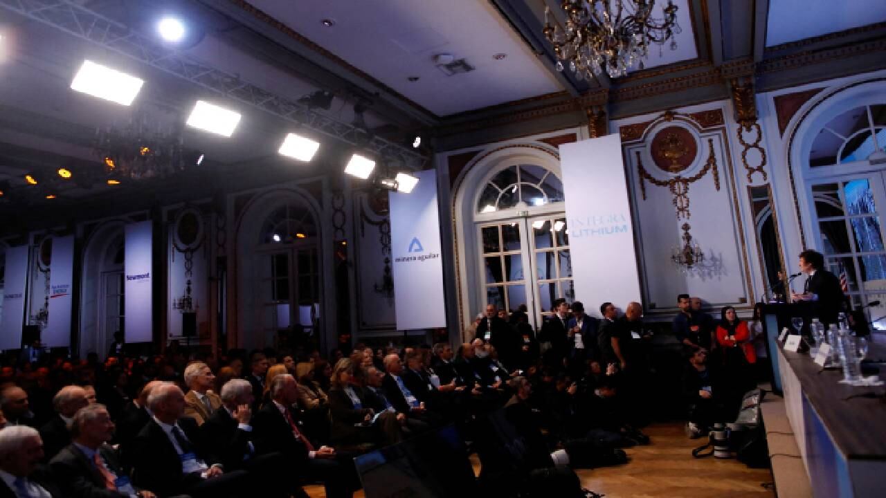 Los candidatos presidenciales de Argentina hablan en un evento empresarial en Buenos Aires.