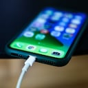 El iPhone de Apple conectado a un cable Lightning se ve en esta foto ilustrativa tomada en Polonia el 25 de septiembre de 2021.