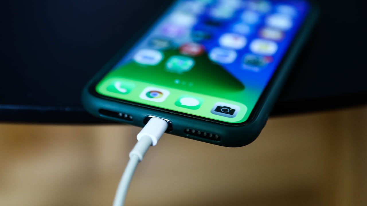 Existe un mayor riesgo de cortocircuito, sobrecalentamiento, o incluso daños en el dispositivo por cargadores y cables de baja calidad.