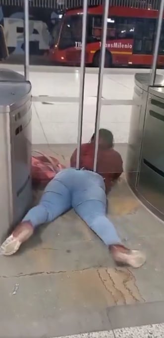 Los colados siguen afectando a TransMilenio. Con puertas anticolados pretenden disminuir este fenómeno.