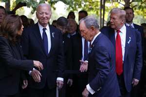 La vicepresidenta candidata demócrata a la presidencia, Kamala Harris (extrema izquierda), saluda al candidato presidencial republicano, el expresidente Donald Trump (extrema derecha), mientras el presidente Joe Biden y Michael Bloomberg observan su llegada a la ceremonia conmemorativa del 11 de septiembre en el 23º aniversario del 11 de septiembre. , Ataques terroristas de 2001, miércoles 11 de septiembre de 2024, en Nueva York.