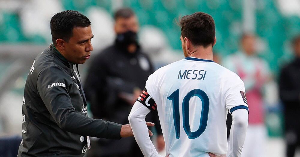 Lionel Messi conversa con Cesar Farías, entrenador de Bolivia.