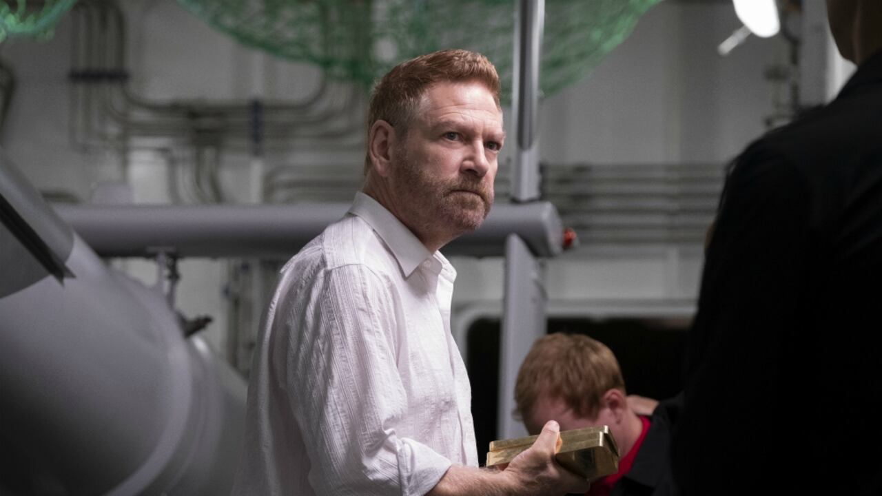 Kenneth Branagh tiene un impresionante recorrido en teatro, donde ha interpretado personajes de Shakespeare en teatros por décadas. Aquí es Sator, un hombre que quiere desencadenar la Tercera Guerra Mundial.