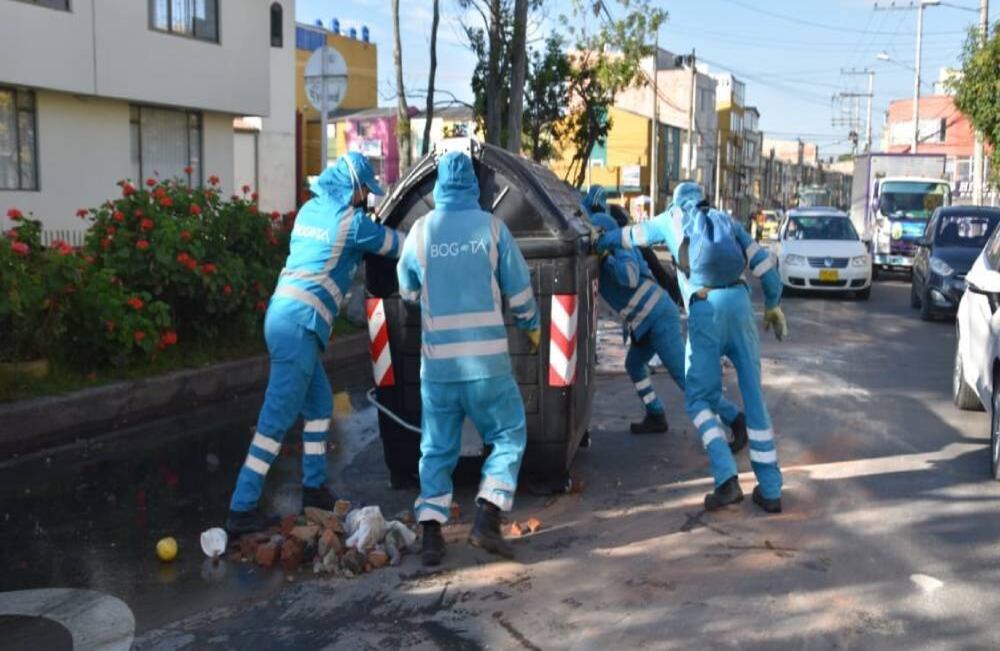 El personal de aseo del Distrito trata de recoger los escombros y restos que dejó la jornada. Alexandra Ruiz / SEMANA.