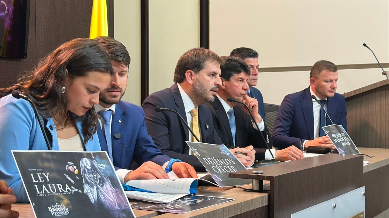 Presentan proyecto de ley Laura para prohibir cambio de sexo o género en menores de edad.
