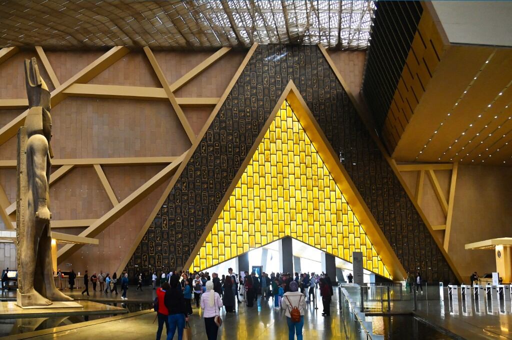 EGIPTO. EL CAIRO. LA ENTRADA DEL NUEVO GRAN MUSEO EGIPCIO (GEM) CON LA PUERTA EN FORMA DE PIRÁMIDE Y LA ESTATUA DE RAMSES II. (Foto de Antoine LORGNIER / SÓLO EL MUNDO / Sólo Francia vía AFP)