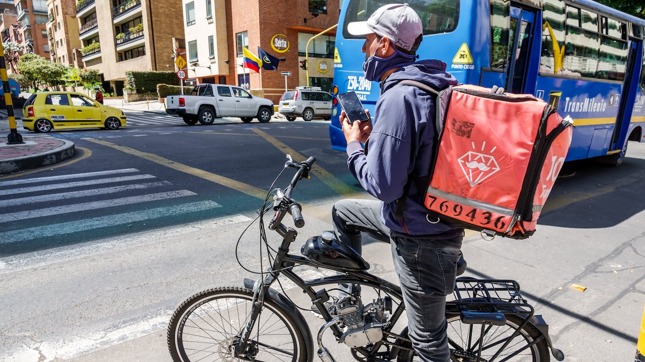 Ignorar la señal de bloqueo de intersección da para un comparendo de 700.000 pesos.