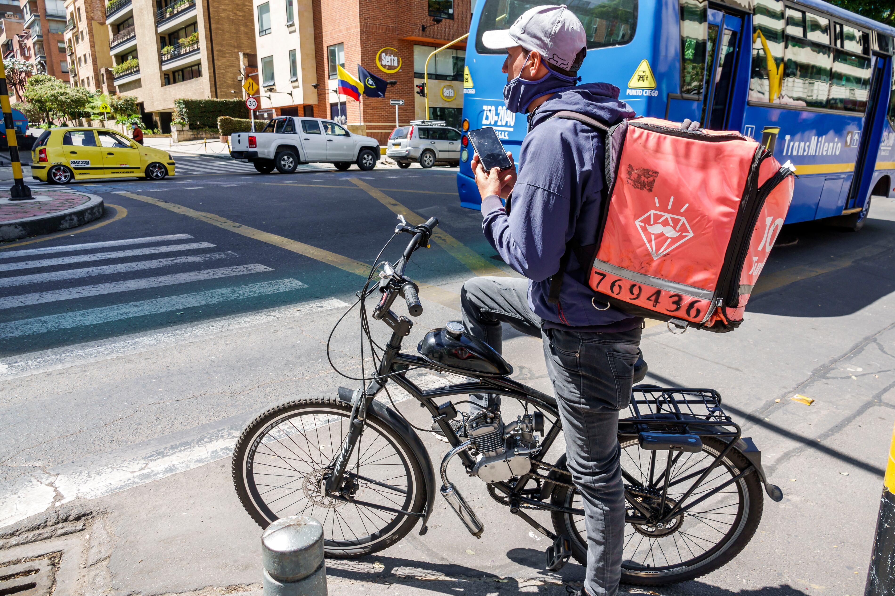 Ignorar la señal de bloqueo de intersección da para un comparendo de 700.000 pesos.