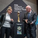 Gianni Infantino durante el tour de la Copa del Mundo femenina en Genova