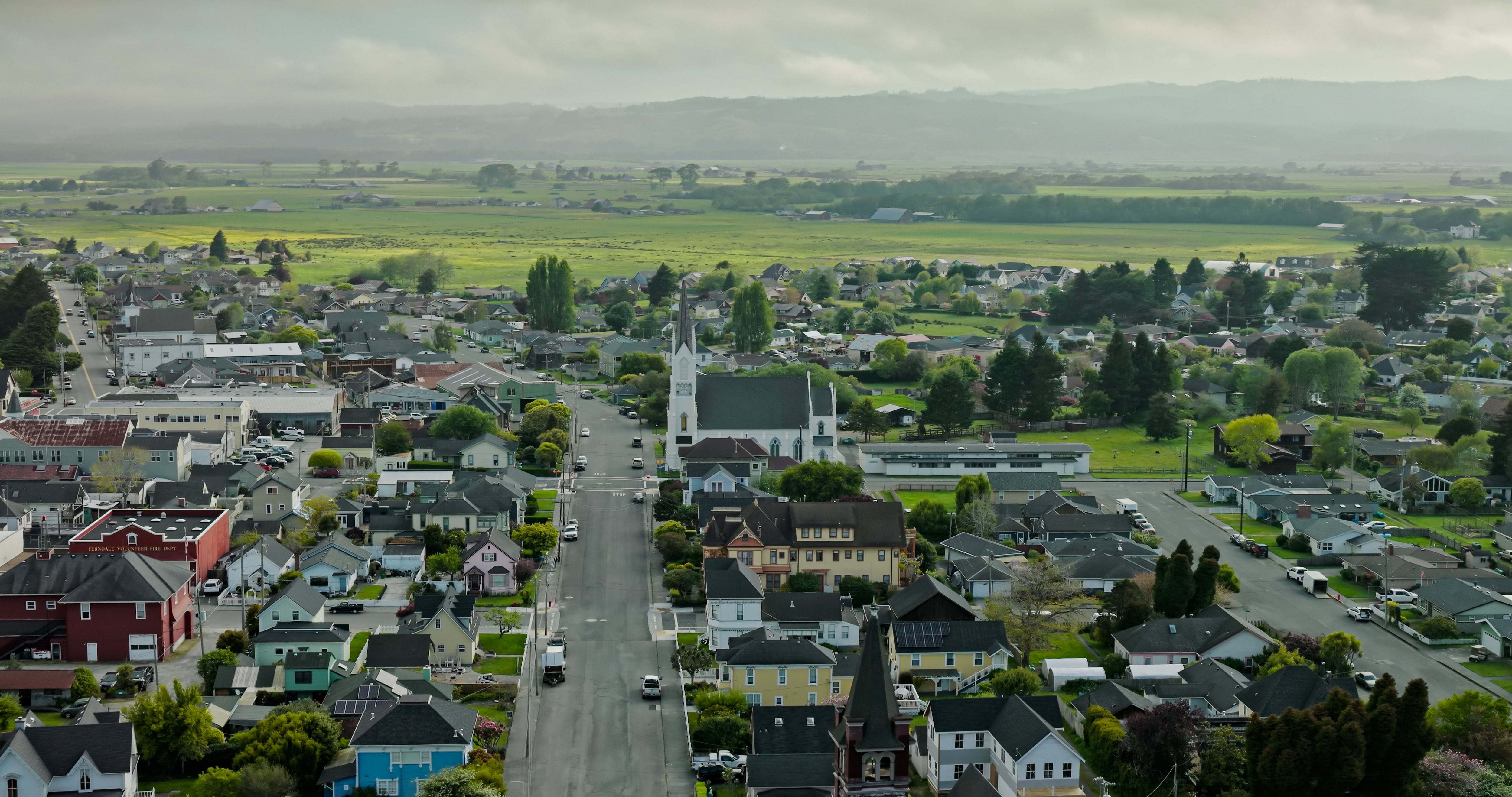 Toma aérea de Ferndale, un pequeño pueblo en el condado de Humboldt, California, en un día nublado.