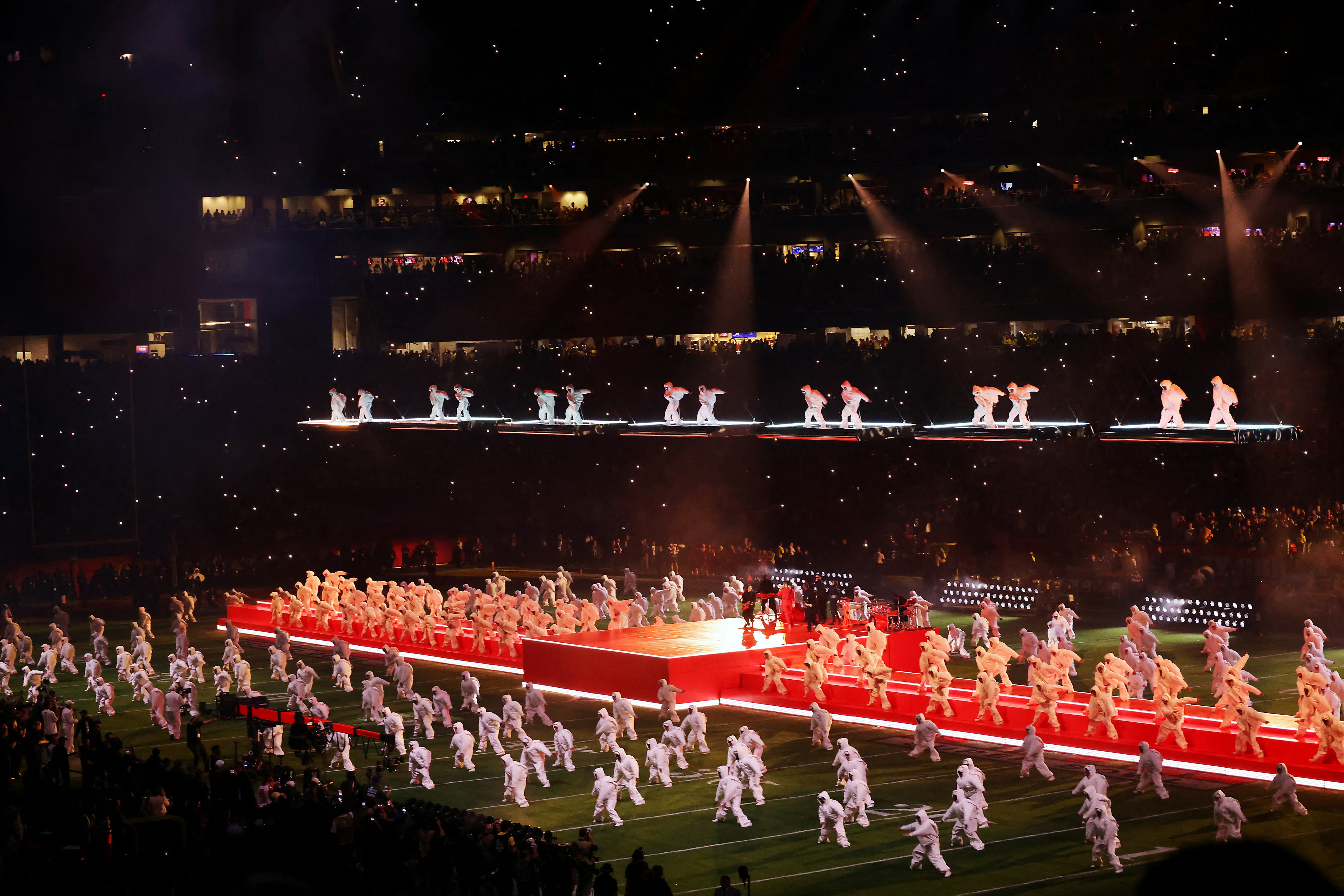 Rihanna en el show del medio tiempo en el Super Bowl. Foto: AFP.