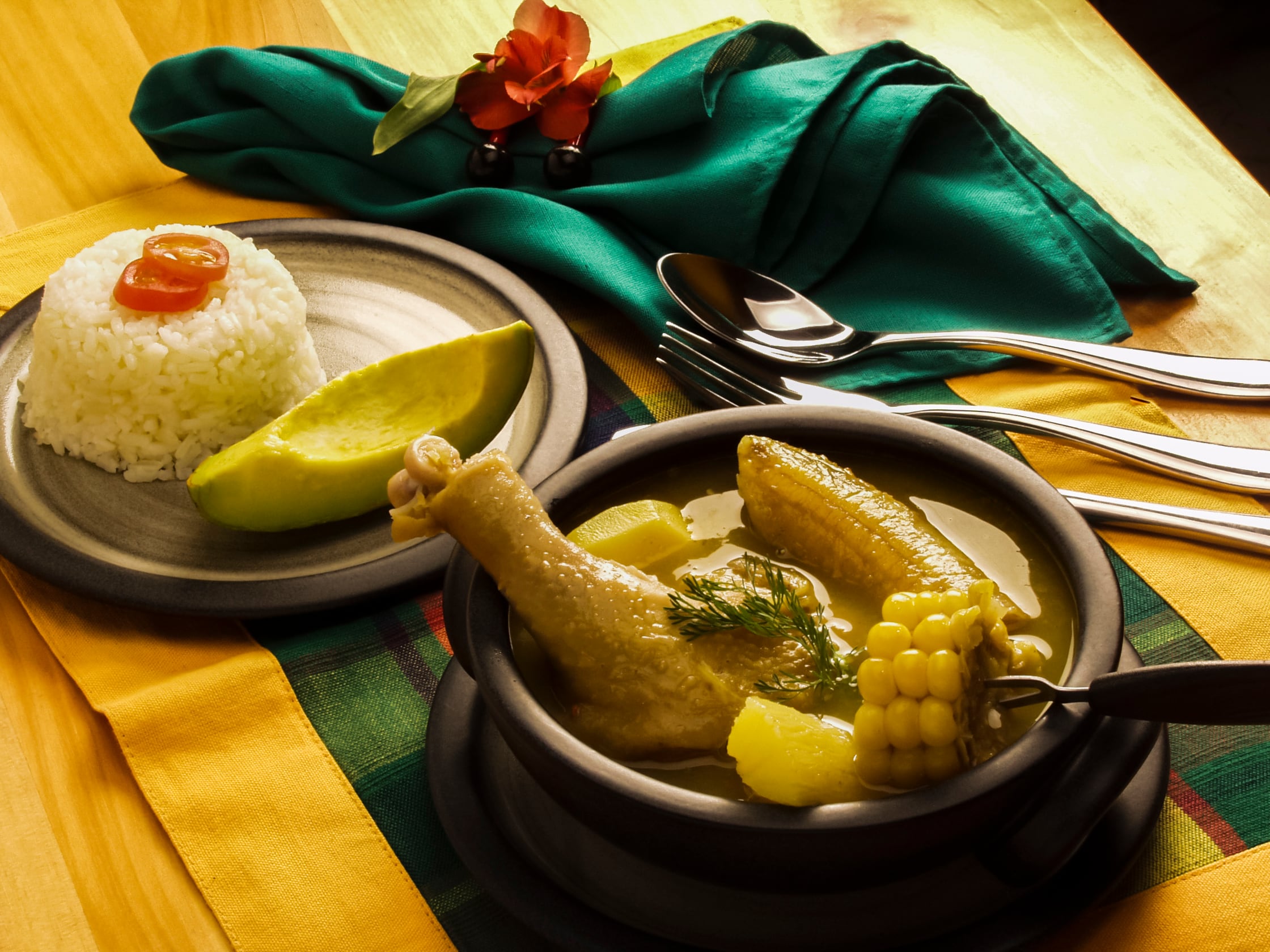 Descubrir los pasos e ingredientes del Sancocho de Gallina es descubrir los secretos mejor guardados de la cocina colombiana, transmitidos de generación en generación con amor y pasión.
