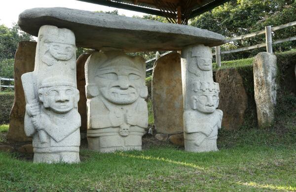 Las estatuas representan seres mitológicos con rasgos antropomorfos y se cree que fueron esculpidas para rendirle culto a la muerte.