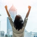 El poder de la mujer y la fuerza de las niñas en los logros empresariales, el éxito ganador y profesional con una fuerte líder empresaria en el cargo levantando puños con ambición esperando la construcción de la ciudad