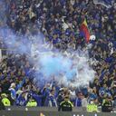 Hinchas ingresan ataúd a El Campín.