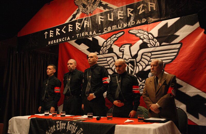 ¿Nazis criollos?

Un grupo de fanáticos neonazis colombianos se reunieron en un salón del centro de Bogotá para conmemorar el natalicio 122 del genocida alemán Adolfo Hitler.