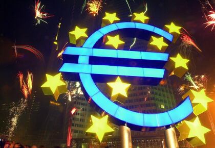 Cuando el euro circuló el 1 de enero de 2002, en Europa estalló la euforia. La gente salió a celebrar y se lanzó sobre los cajeros para tener en sus manos los nuevos billetes.