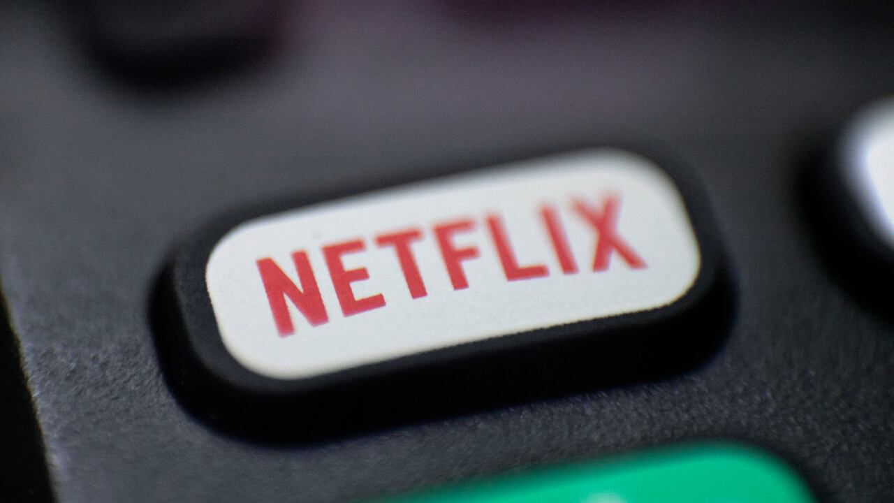 Un logotipo de Netflix en un control remoto en Portland, Oregon. (Foto AP/Jenny Kane, archivo)