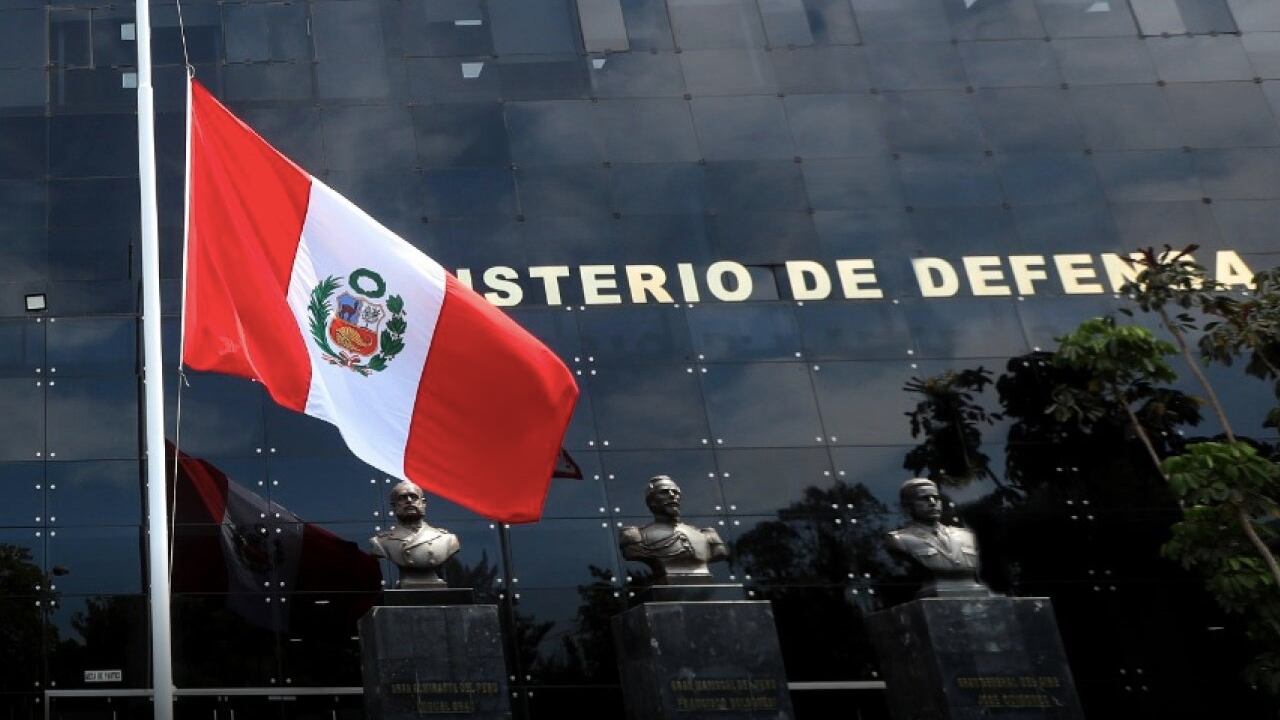 La bandera de Perú se encuentra a media asta en el Ministerio de Defensa por cuenta de la muerte de los militares