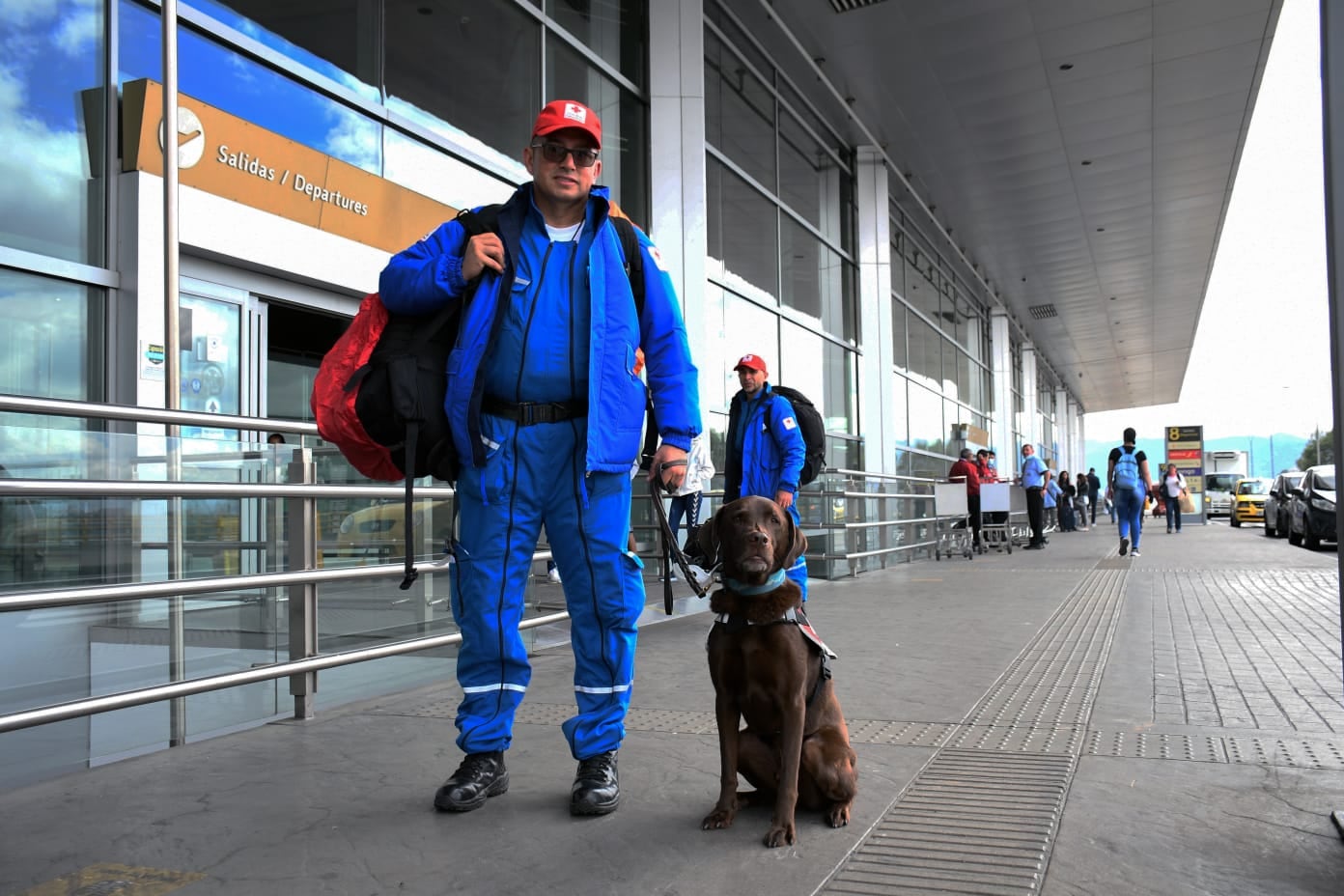Edgar Enrique  Rodríguez, voluntario K-SAR y su Canino Milo.