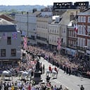 El príncipe Harry, Duque de Sussex y su esposa Meghan, duquesa de Sussex, cabalgan en un carruaje tirado por caballos de Ascot Landau durante una procesión después de su ceremonia de boda real en la Capilla de San Jorge en el Castillo de Windsor, en Windsor, Inglaterra.