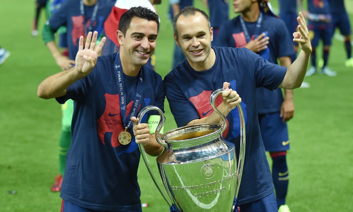 (GERMANY OUT) FUSSBALL CHAMPIONS LEAGUE FINALE SAISON 2014/2015 Juventus Turin - FC Barcelona JUBEL CHL Sieger 2015 FC Barcelona: Xavi Hernandez (li) und Andres Iniesta mit Pokal (Photo by Getty Images/Pressefoto Ulmer\ullstein bild )