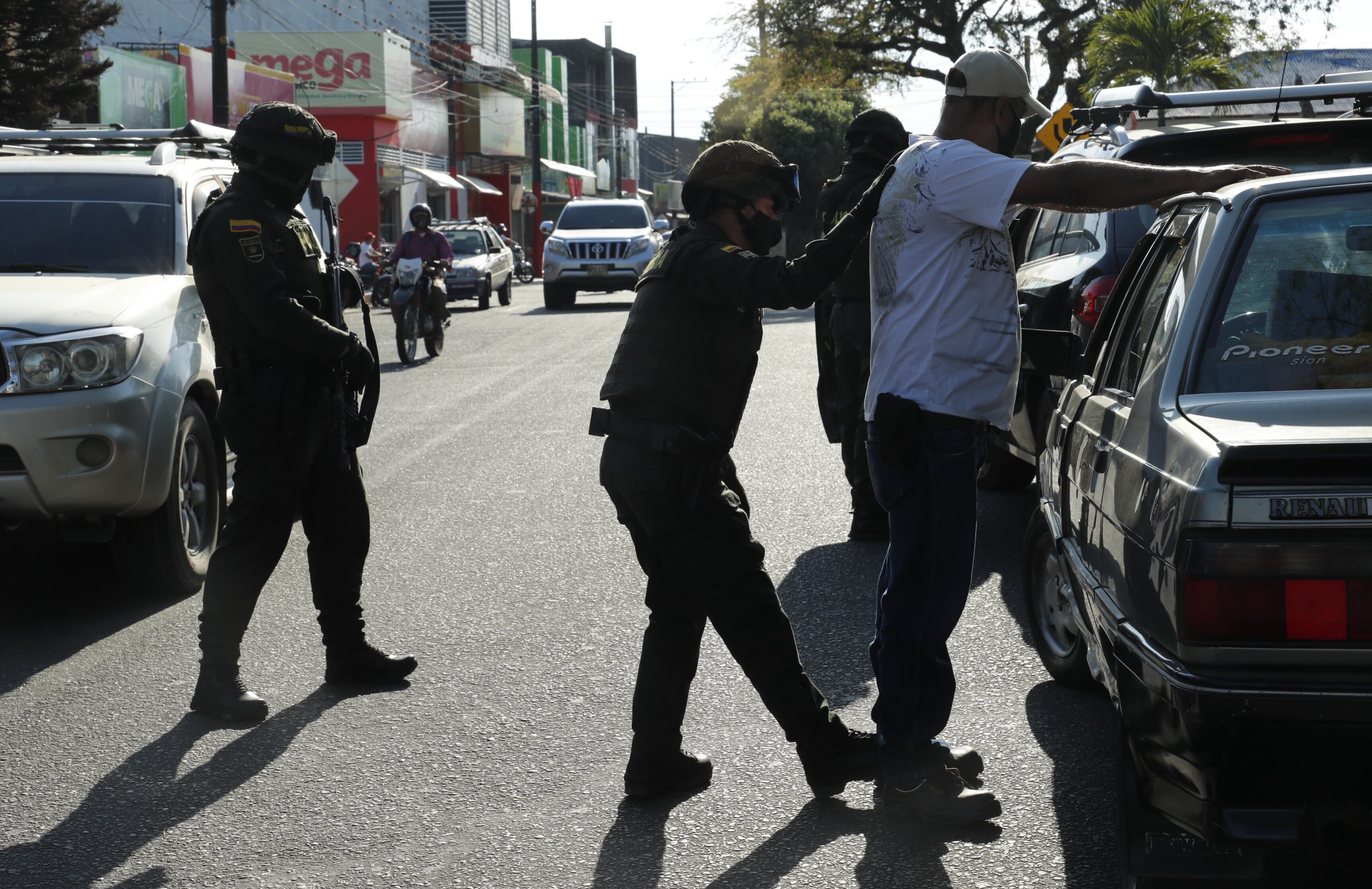 Retenes Policía en Tame Arauca
