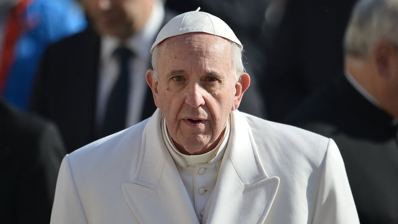(ARCHIVOS) El Papa Francisco observa su llegada para una audiencia con los Grupos de Oración del Padre Pío, el 6 de febrero de 2016 en el Vaticano.