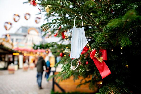 Árbol de navidad con tapabocas Getty