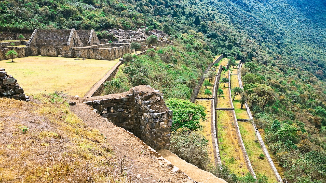 Vista en ángulo alto de las antiguas ruinas, Choquequirao, Inca, Región Cusco, Perú