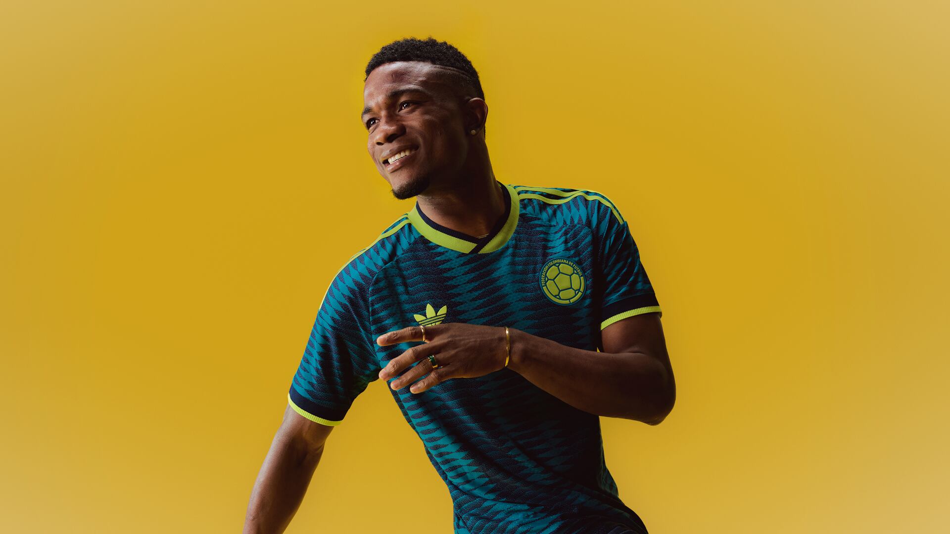 Jhon Córdoba con la camiseta visitante de la Selección Colombia para el Mundial United 2026