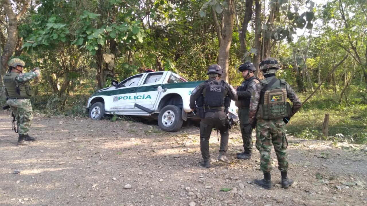 De acuerdo con información preliminar, un artefacto explosivo detonó en plena vía pública cuando una patrulla de la institución transitaba por el sector.